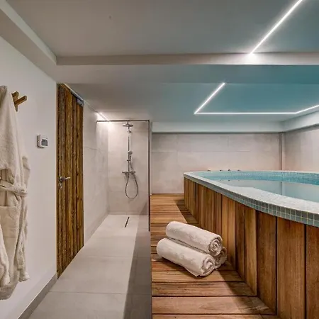 Luxurios Chalet With Indoor Pool, Sauna And Jacuzzi- If You Want To Book, Please Contact On Wh-ats-app - 0034-635-520-036 !!!! וילה שאמוני